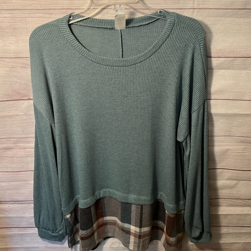 HoneyMe Tunic Style top with paid bottom trim Sz S